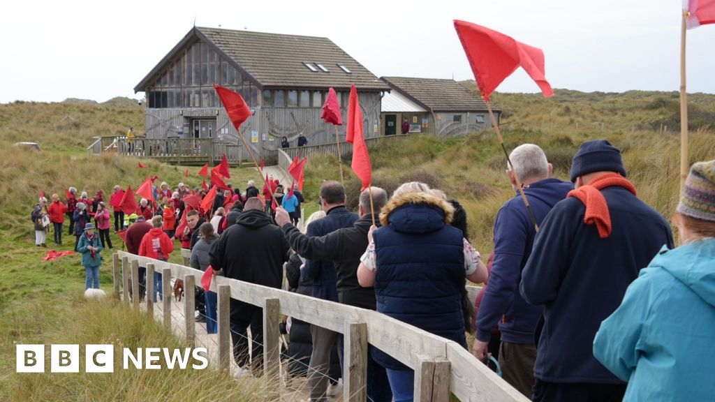 Ynyslas: Protesters rally as NRW axes cafes and shops at centres