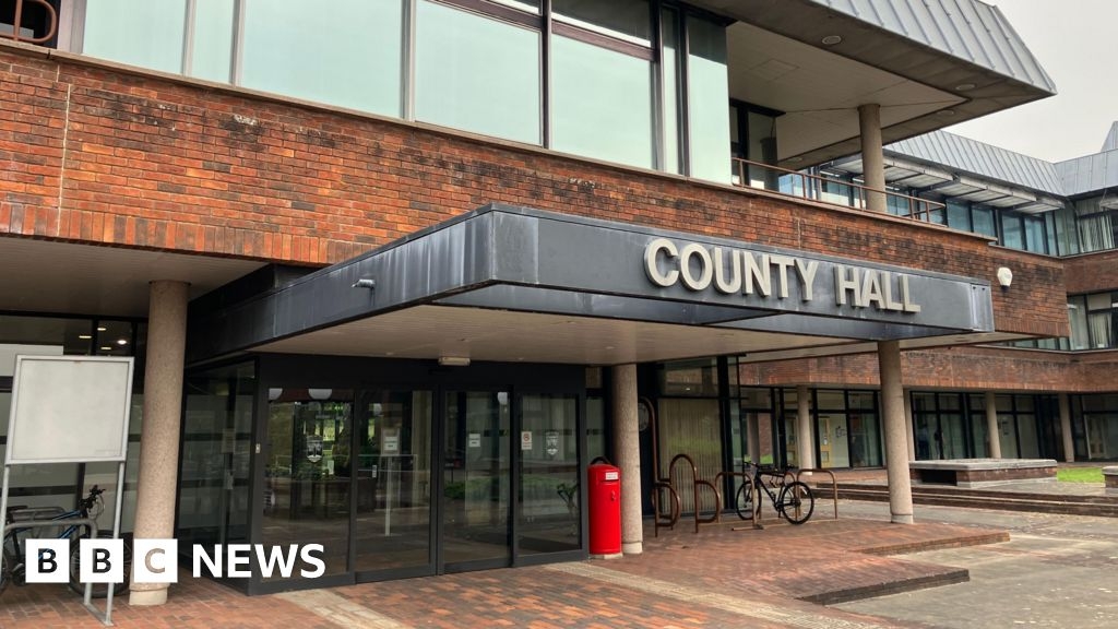 Scrapping Worcestershire councils would save £20m a year, report says