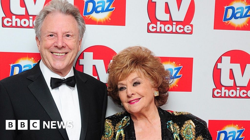 Original Coronation Street star Philip Lowrie dies