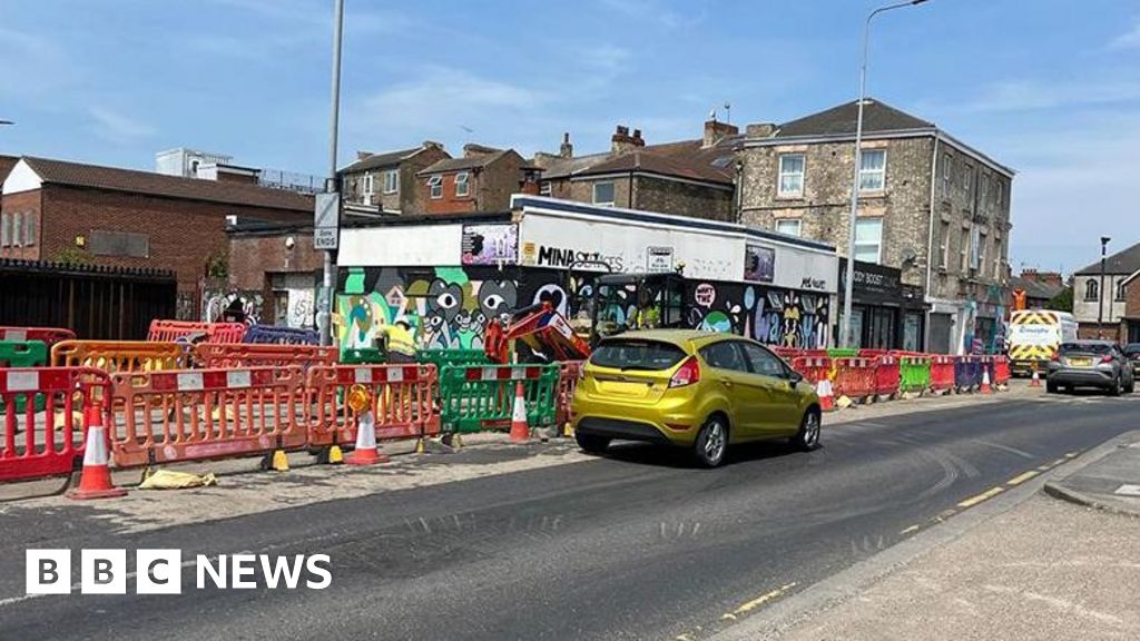 Temporary traffic lights in Hull's Spring Bank cause delays
