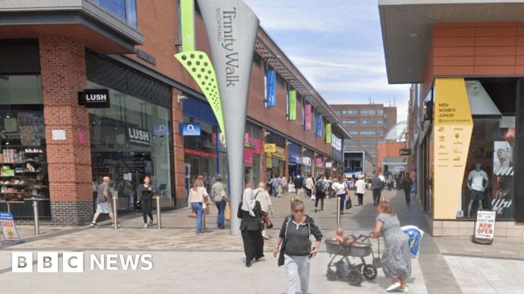 Armed robbers steal cash at knife point from Wakefield shop