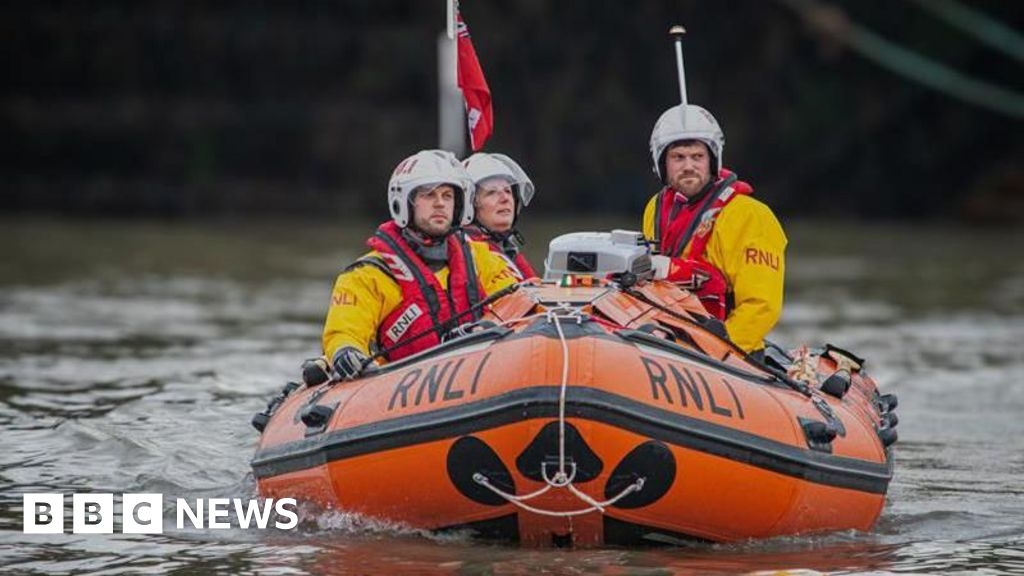 Bridlington RNLI issue safety tips after paddleboarder rescue