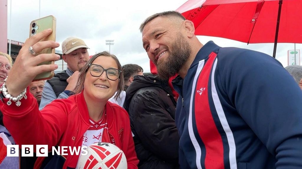 Fans gather for Hull KR send-off ahead of Challenge Cup Final