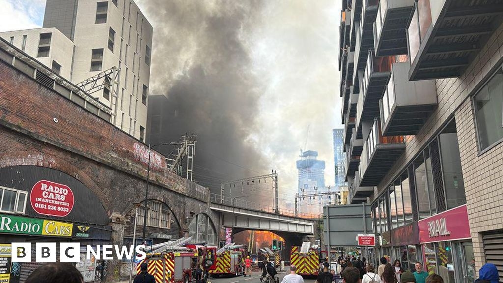 Fire near Manchester Oxford Road station stops trains