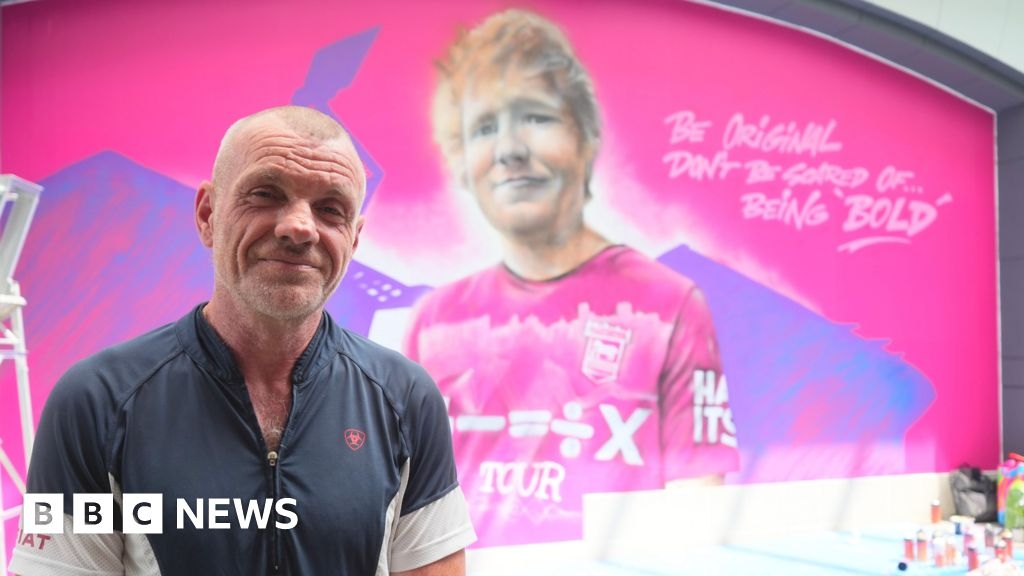 Artist creates Ed Sheeran mural in Ipswich shopping centre