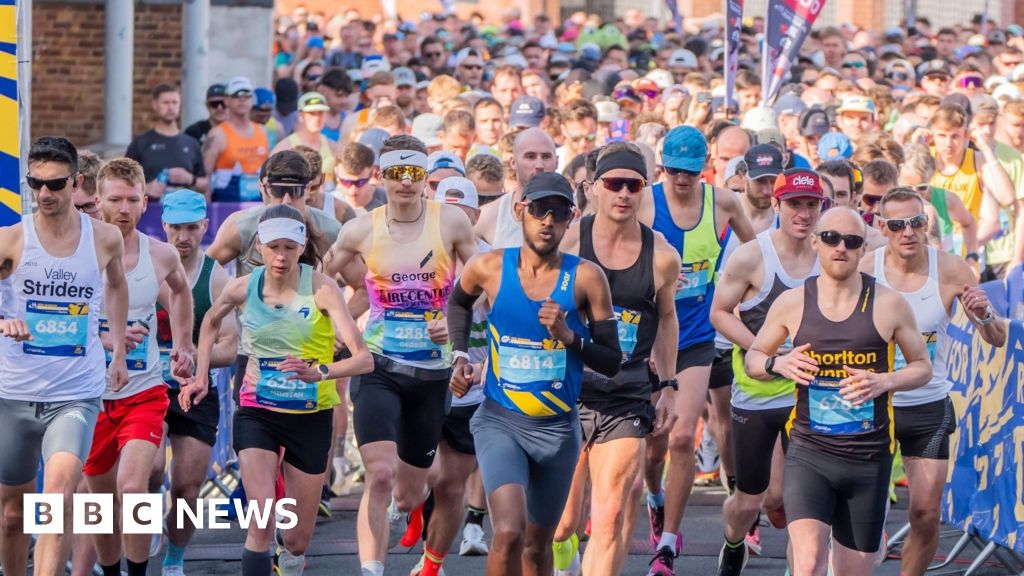 Thousands come together for Rob Burrow Leeds Marathon