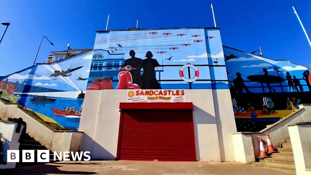 Warm welcome for Cleethorpes mural starring Red Arrows