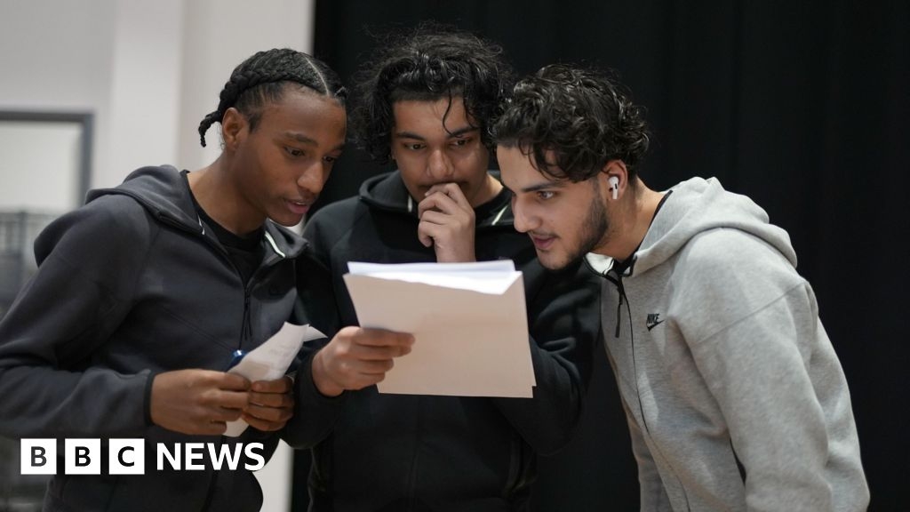 Cheltenham head says school sixth form sector at 'breaking point'