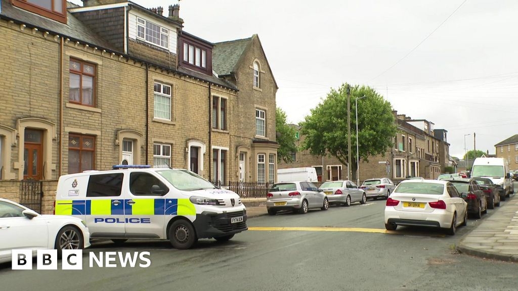 Bradford murder police arrest eight men over street fight
