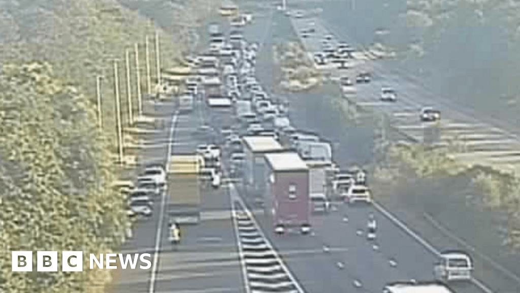 Hertfordshire Police incident causes M1 and M25 delays