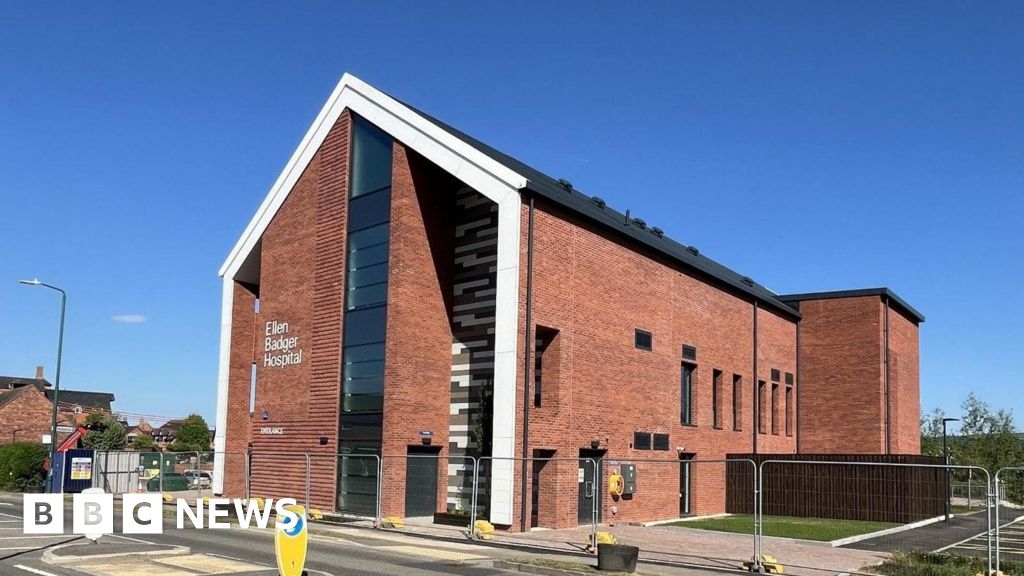 New Warwickshire hospital branded a 'fiasco' over beds
