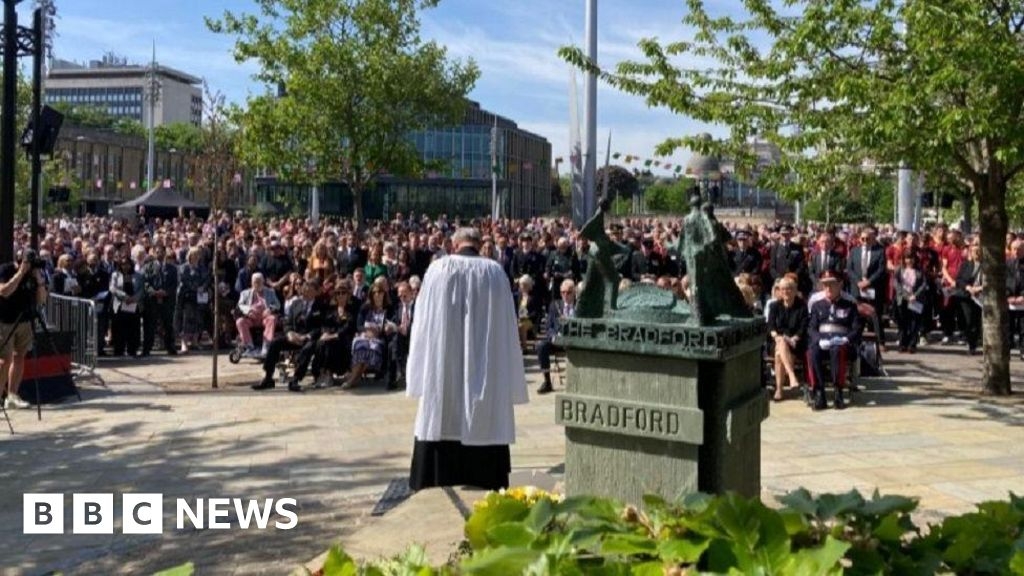 Memorial service marks 40 years since Bradford City fire