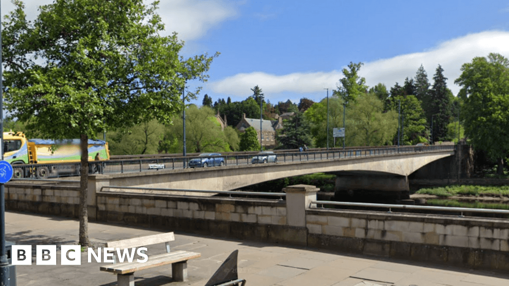 Body of man recovered after car goes into River Tay