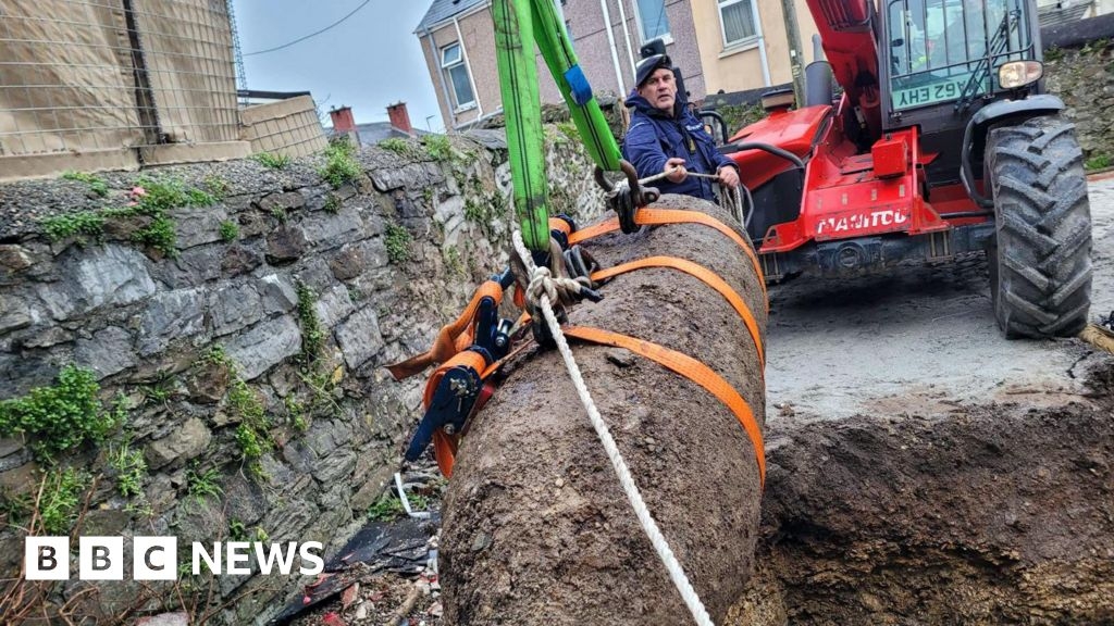 Divers honoured after Plymouth WW2 bomb bravery