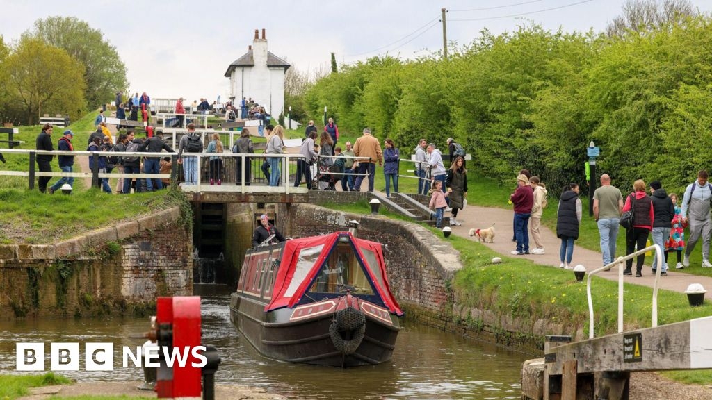 Foxton locks to host procession of historic boats