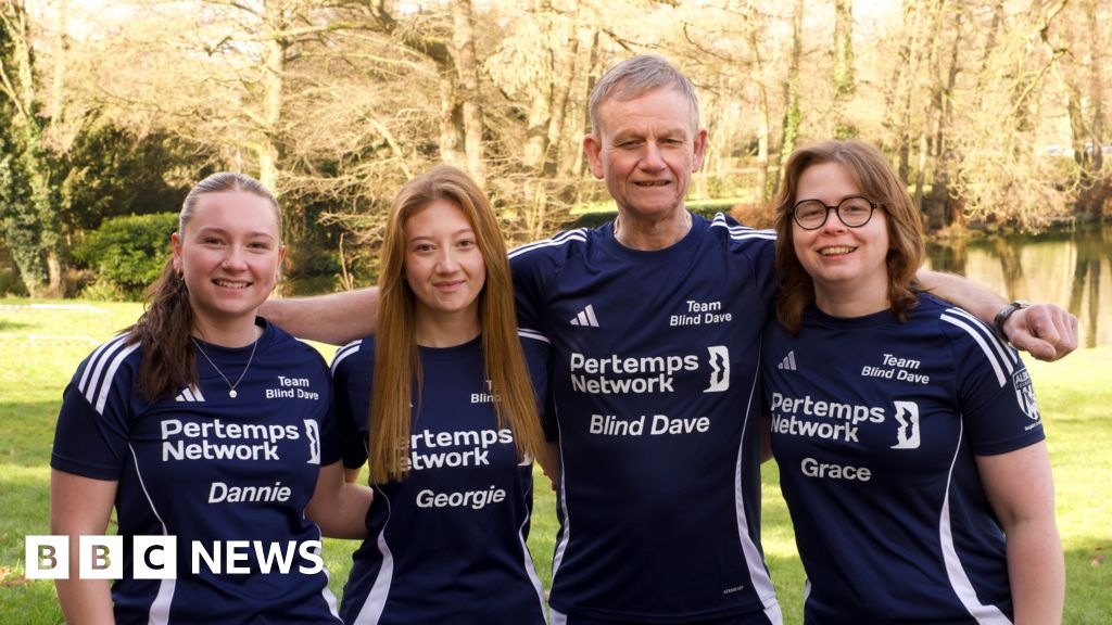 London Marathon: Daughters join 'Blind Dave' for run farewell