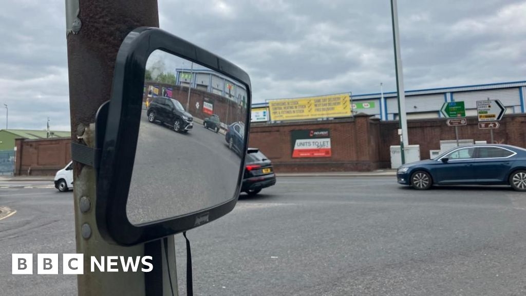 Mirror appears at 'tricky' Nottingham pedestrian crossing