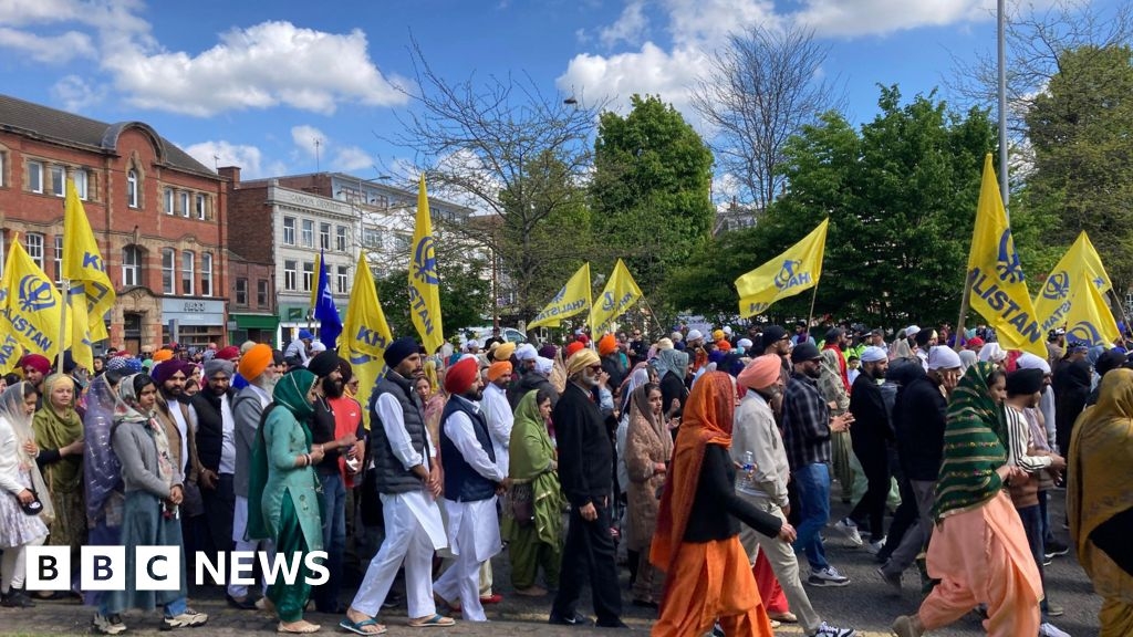 Thousands join parade through Leicester to mark Sikh festival