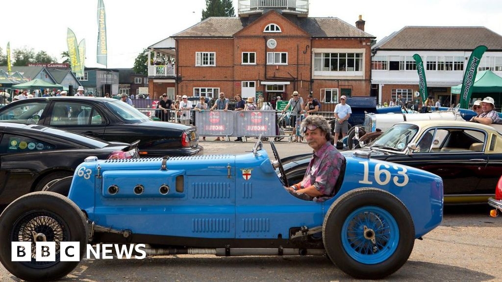 Driver Julian Grimwade dies at motorsport race in Donington Park