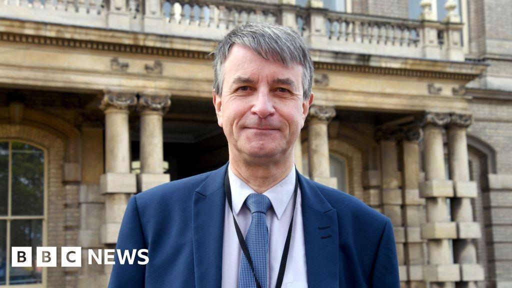 Leader withdraws support of plans to cut councils in Lincolnshire