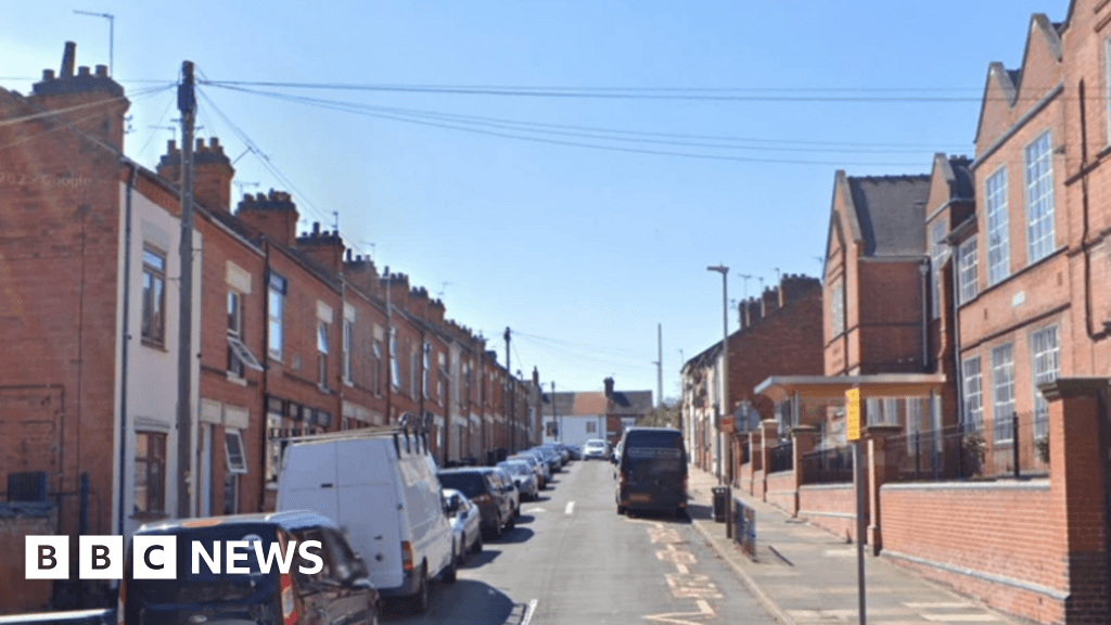 Arrests after reports of gunshots in Leicester street