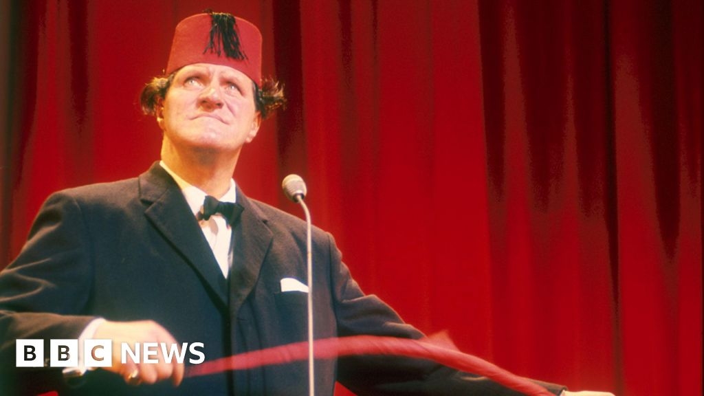 Tommy Cooper's fez gifts to Grimsby boy to be auctioned