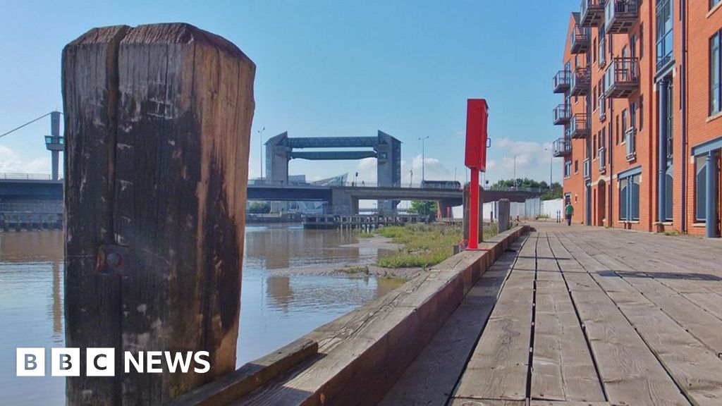 Further structural survey on closed River Hull walkway