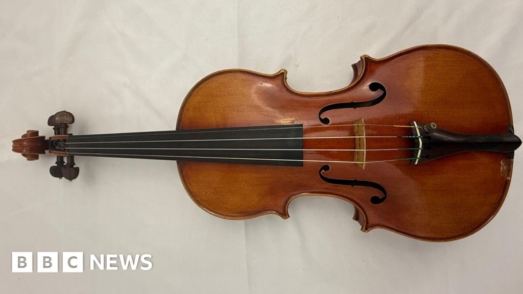 Violin prop used in Titanic movie up for auction