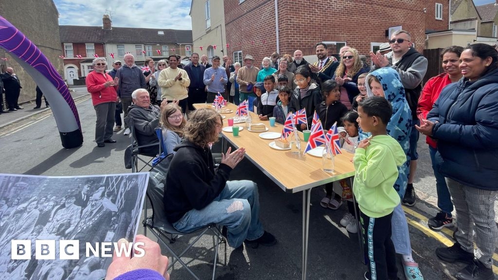 Swindon residents recreate 1945 VE Day street party photo