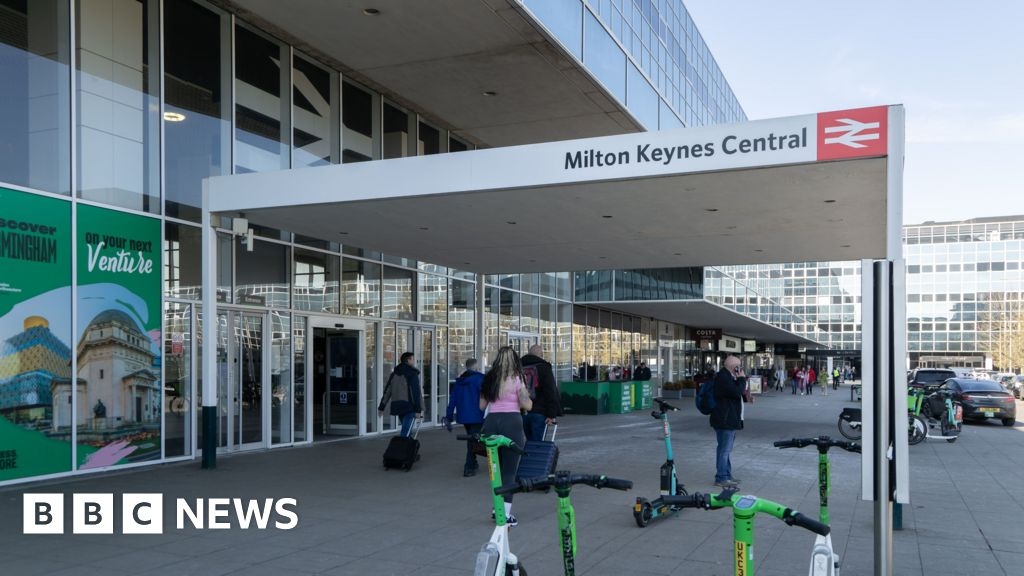 'Major disruption' after train derails near Milton Keynes
