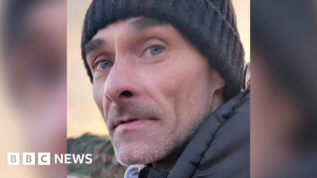 Poole man missing after boat runs aground in Dorset