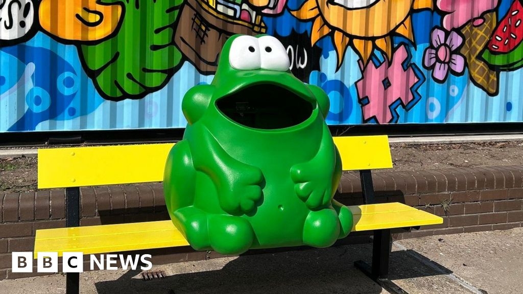 New frog mascot for revamped Victoria Embankment padding pool