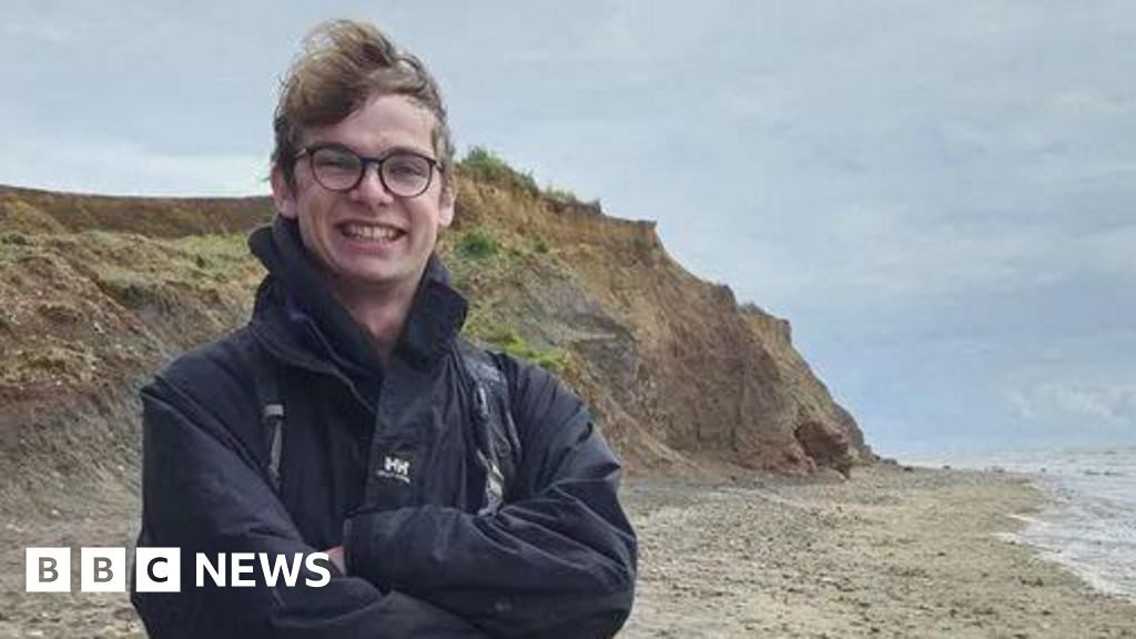 Huge dinosaur footprint found on Isle of Wight beach