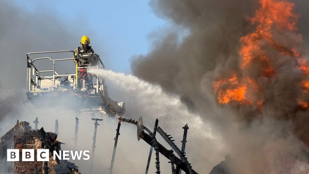 Multiple Hampshire fire crews called to flat fire in Petersfield