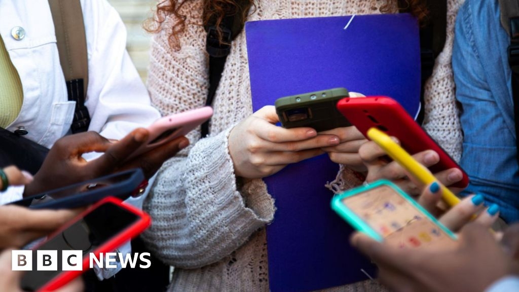 Highland schools asked to discuss pupils' phone use