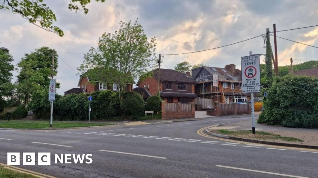 Surrey's first School Street to launch at Farnham Heath End School