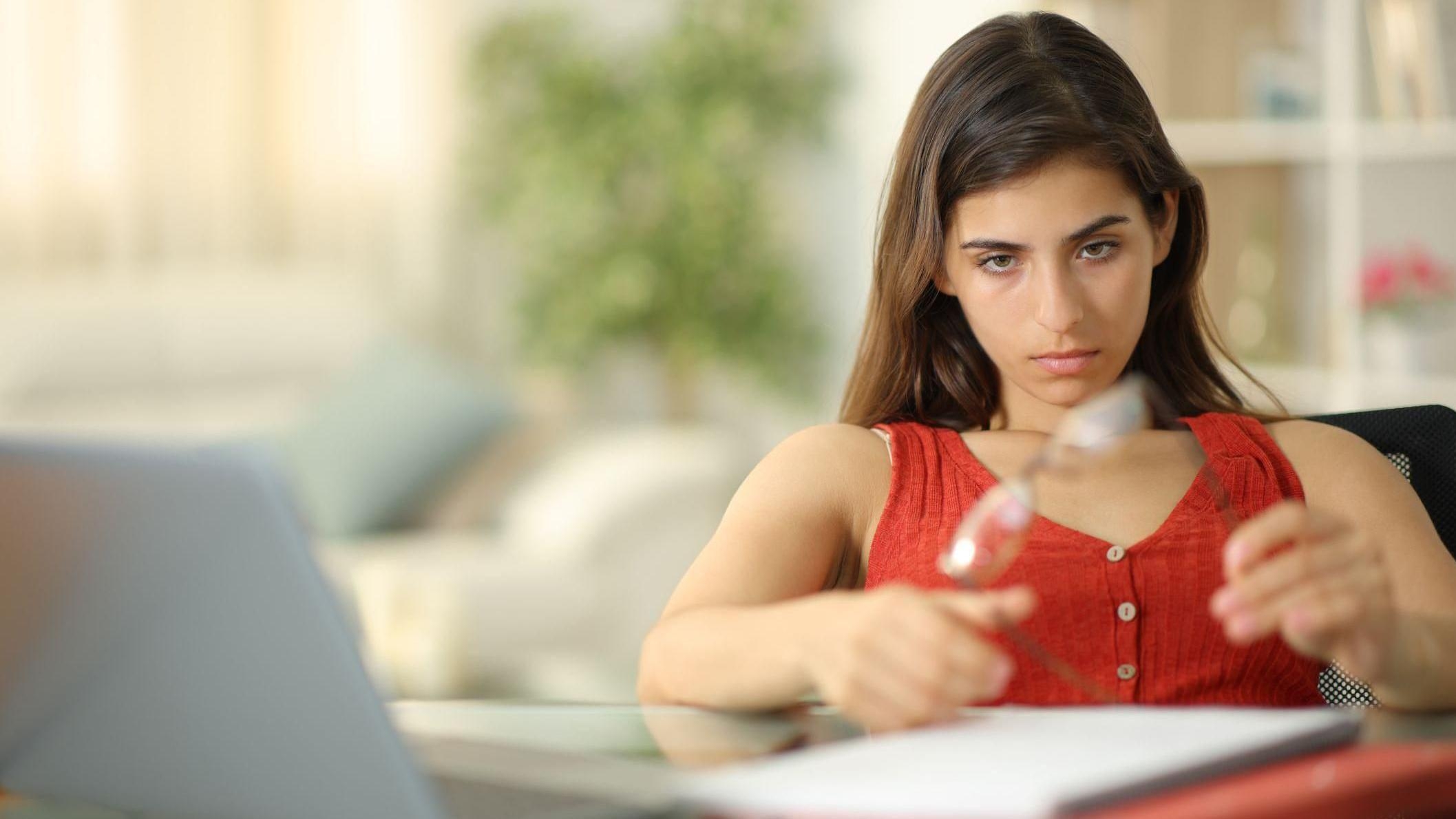 لماذا تُشخَّص النساء باضطراب نقص الانتباه وفرط الحركة في مراحل متأخرة من حياتهن؟