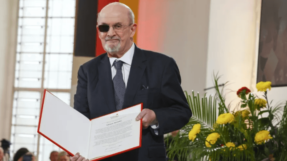 مهاجم سلمان رشدي صاحب "آيات شيطانية" يحاكم اليوم في الولايات المتحدة