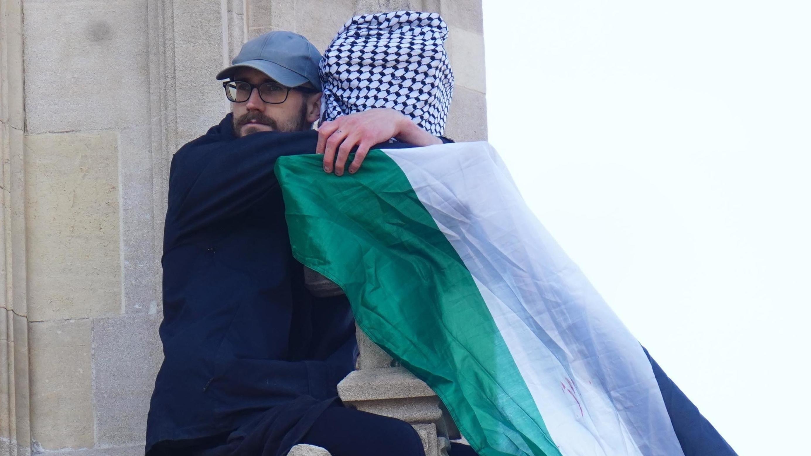 حاملاً العلم الفلسطيني والكوفية، رجل يتسلق برج ساعة بيغ بن الشهير