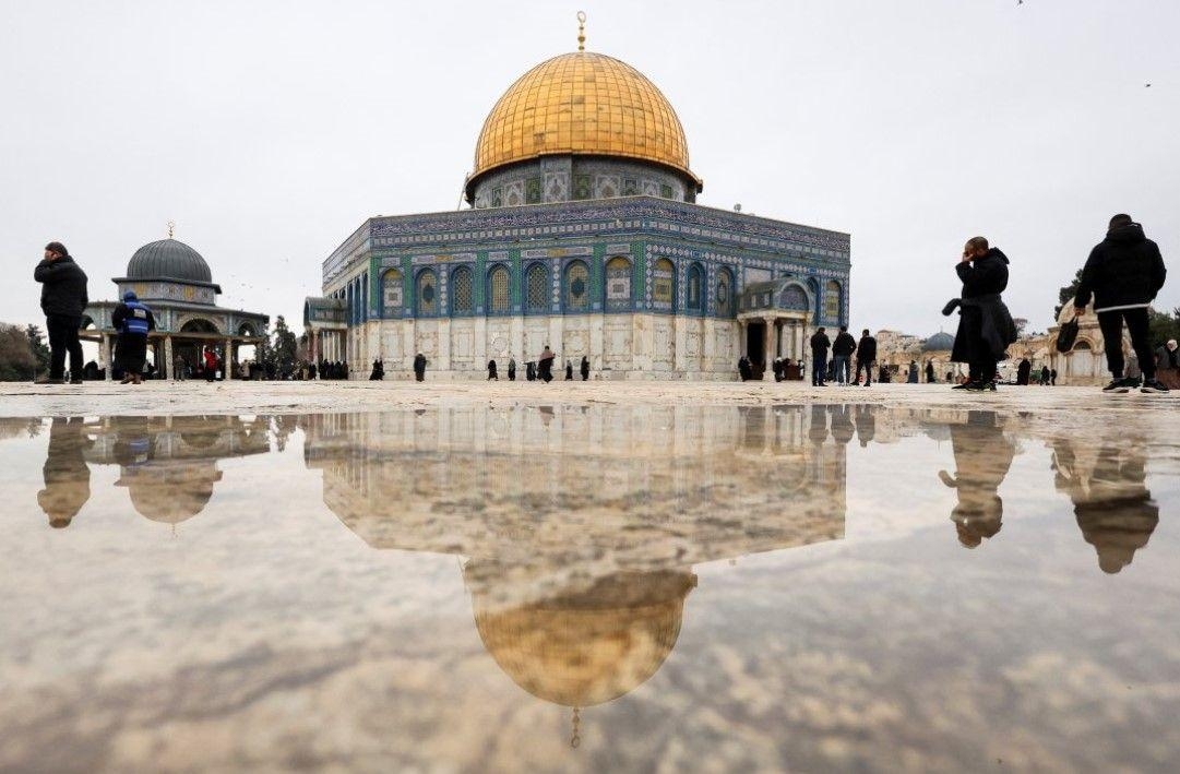 آلاف الفلسطينيين يصلّون الجمعة الأولى من رمضان في باحات المسجد الأقصى، رغم القيود الإسرائيلية المفروضة