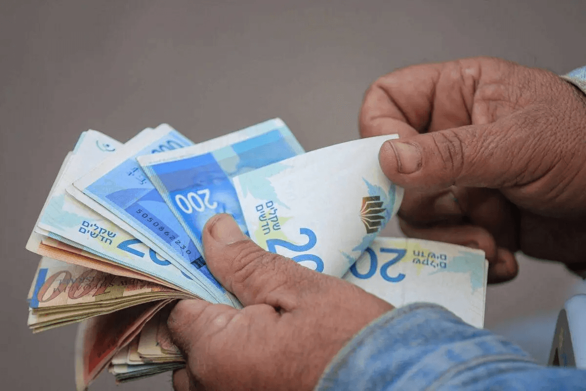 الشيكل الإسرائيلي يهبط أمام الدولار وسط مخاوف من أزمة دستورية