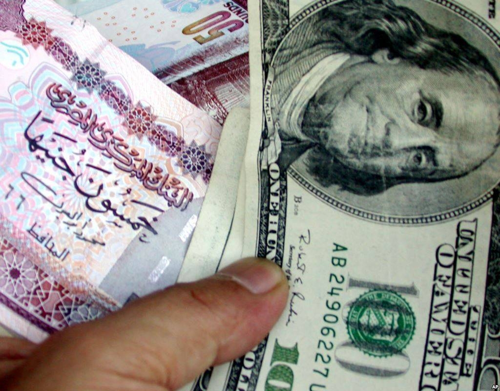 مخاوف اتساع الحرب تدفع الدولار للاقتراب مجددًا من مستوى 51 جنيهًا