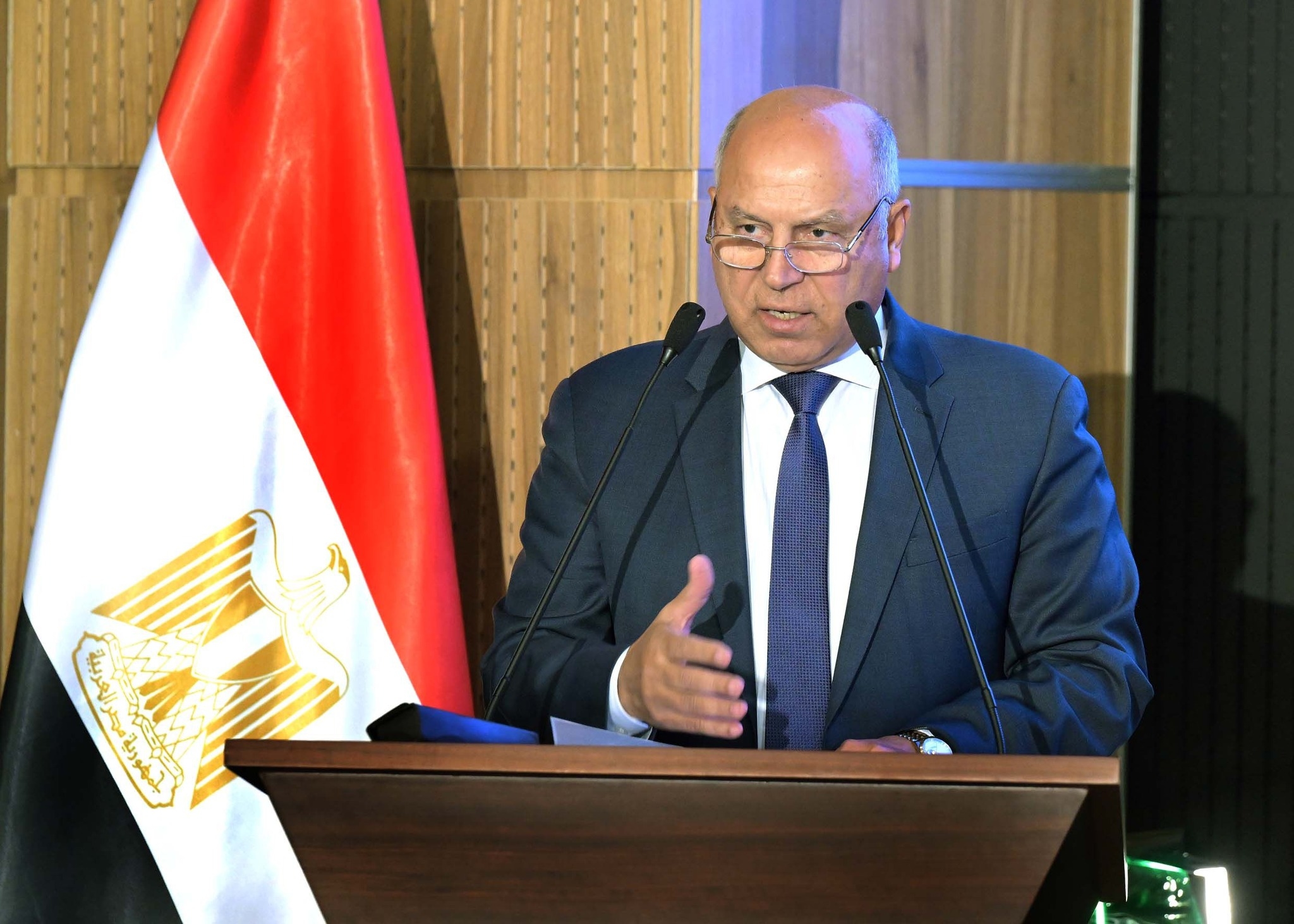 كامل الوزير يفتتح مصنعا لإنتاج الزجاج الهندسي