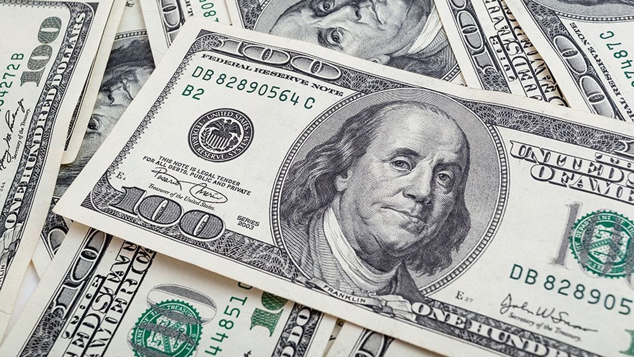 انخفاض الدولار متجهًا لتسجيل أول خسارة أسبوعية في أكثر من شهر