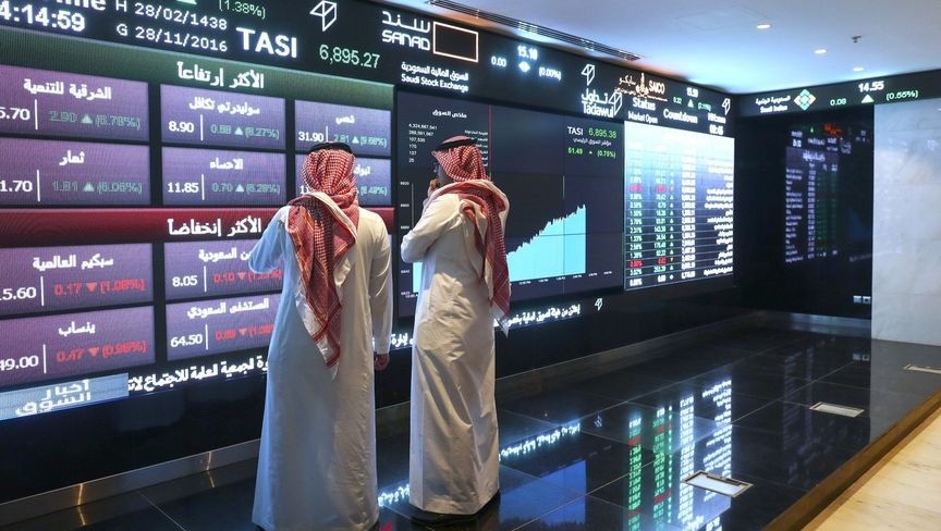 تقييمات مغرية تبطئ من تراجع سوق الأسهم السعودية