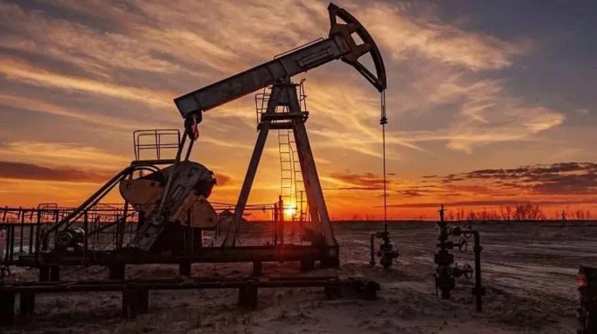 النفط يتحول إلى انخفاض بأكثر من 2.5% مع تقييم آفاق السوق