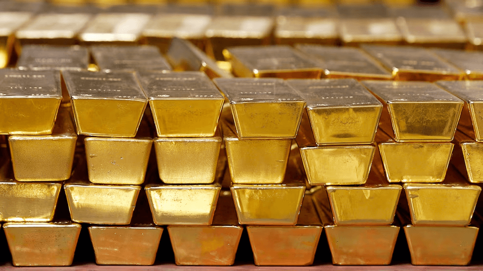 الذهب يرتفع مستفيدًا من بيانات أمريكية ضعيفة