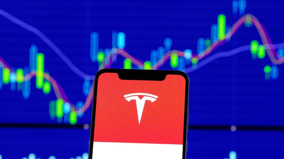 القيمة السوقية لـ"تسلا" تتراجع دون التريليون دولار.. وتفقد مركزين في قائمة الكبار