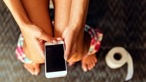 هاتفك في الحمّام؟ عادة شائعة… ولكن؟