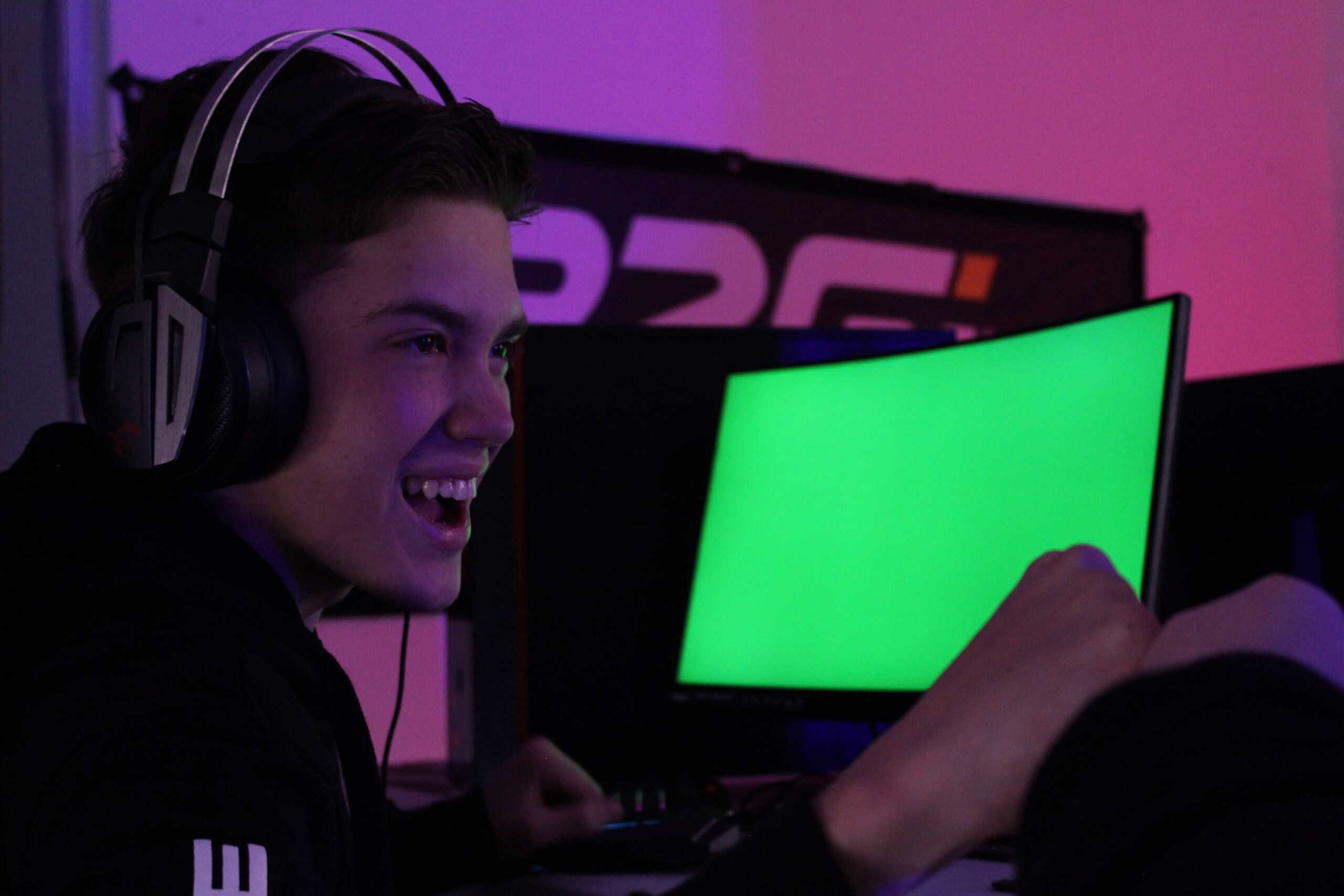 Tuks law student is fast in E-sports and in the cockpit of jets